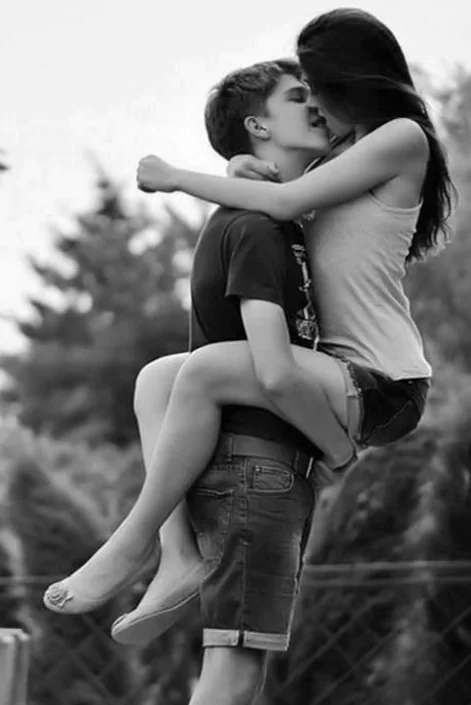 জড়িয়ে ধরা রোমান্টিক পিক