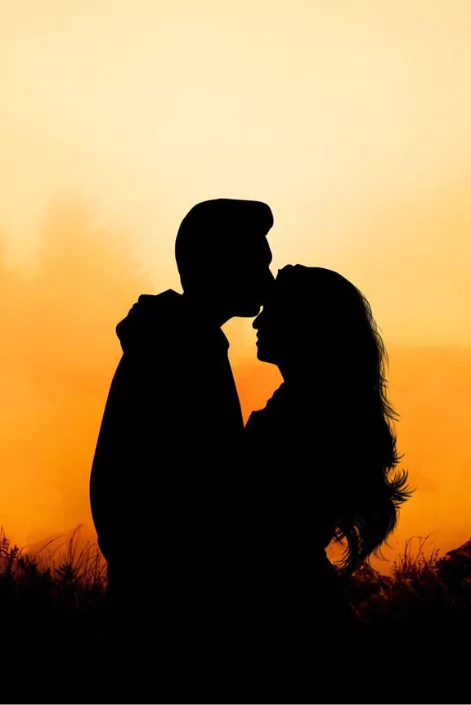 জড়িয়ে ধরা রোমান্টিক পিক