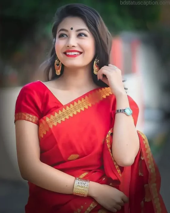 লাল শাড়ি পরা পিক