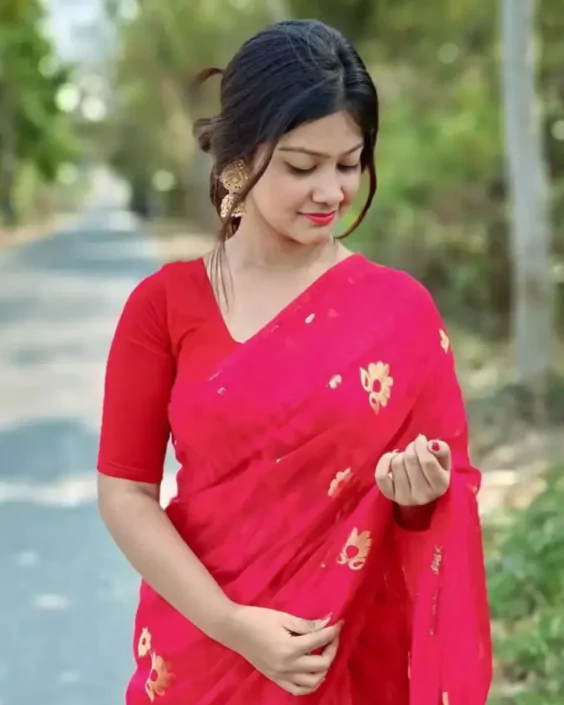 লাল শাড়ি পরা পিক