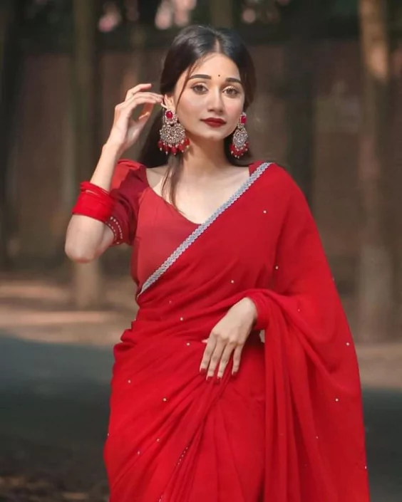 লাল শাড়ি পরা পিক