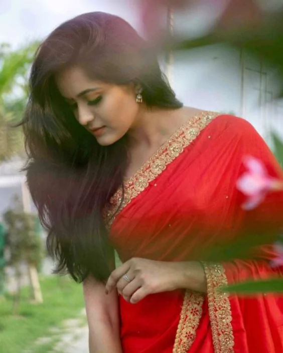 Lal Saree Pora Pic