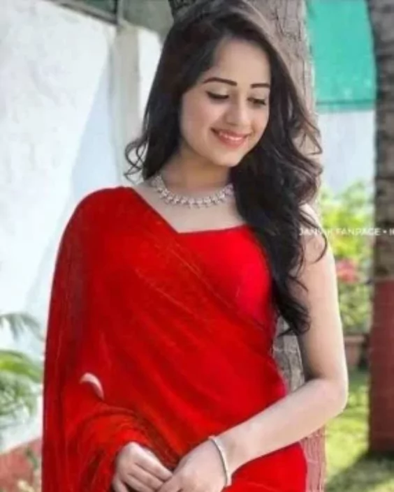 লাল শাড়ি পরা পিক