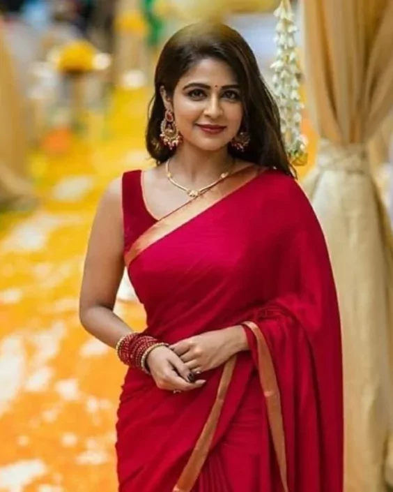 লাল শাড়ি পরা পিক