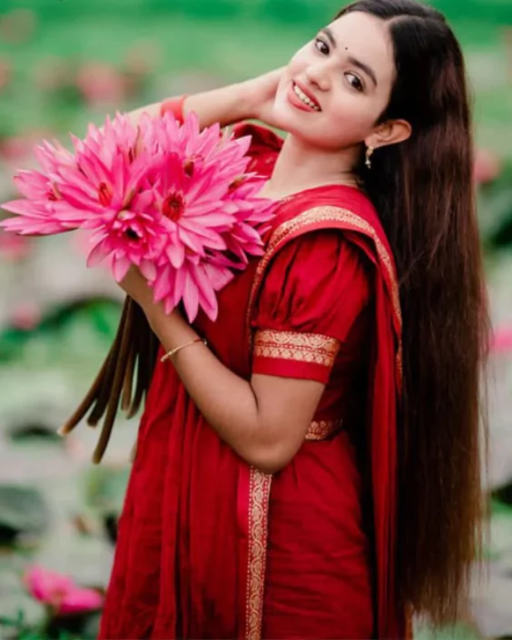 লাল শাড়ি পরা পিক