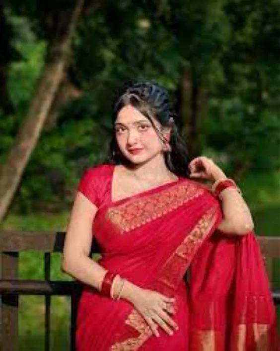লাল শাড়ি পরা পিক