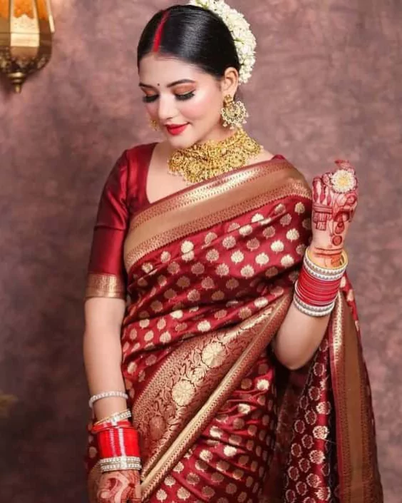 Lal Saree Pora Pic