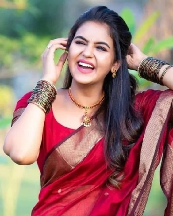 লাল শাড়ি পরা পিক