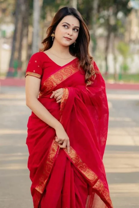 Lal Saree Pora Pic