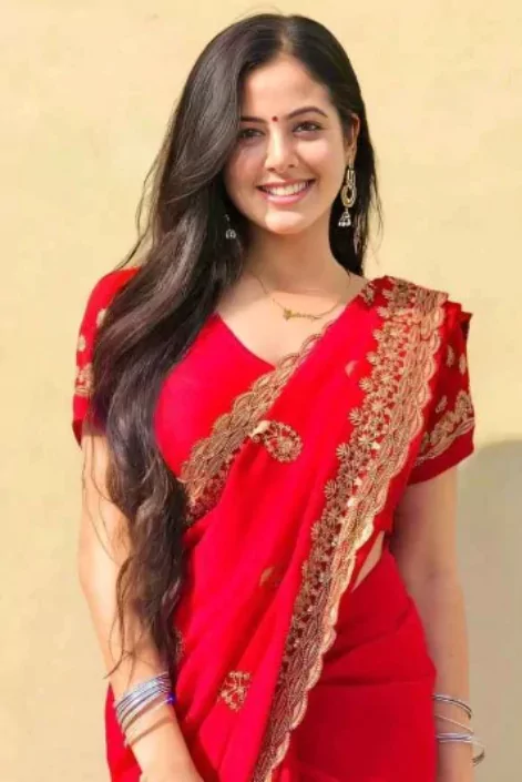 লাল শাড়ি পরা পিক