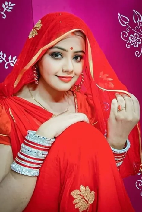 লাল শাড়ি পরা পিক