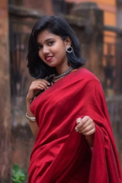 লাল শাড়ি পরা পিক