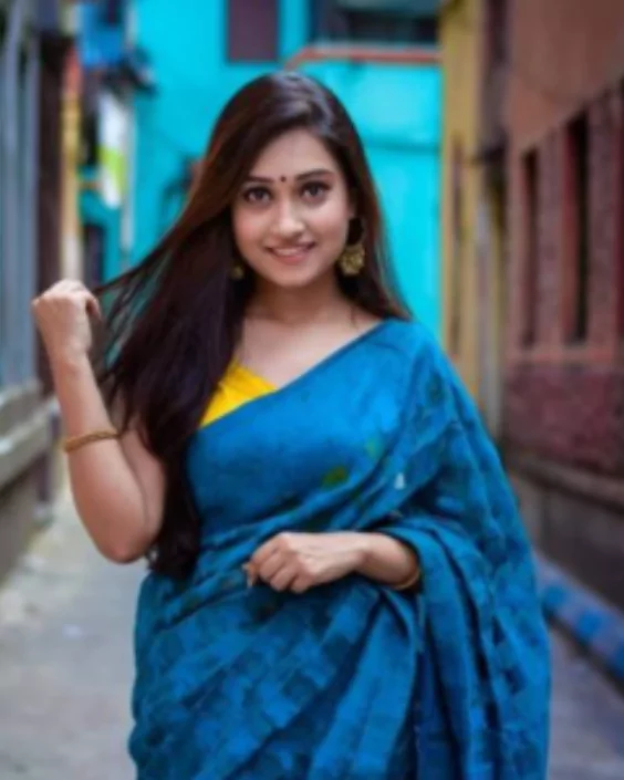 কালো শাড়ি পরা মেয়েদের পিক