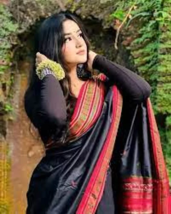 কালো শাড়ি পরা মেয়েদের পিক