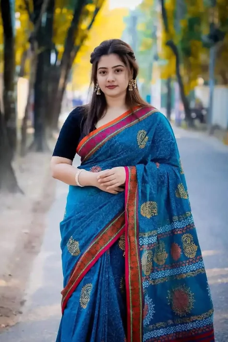 শাড়ি পরা মেয়েদের পিক