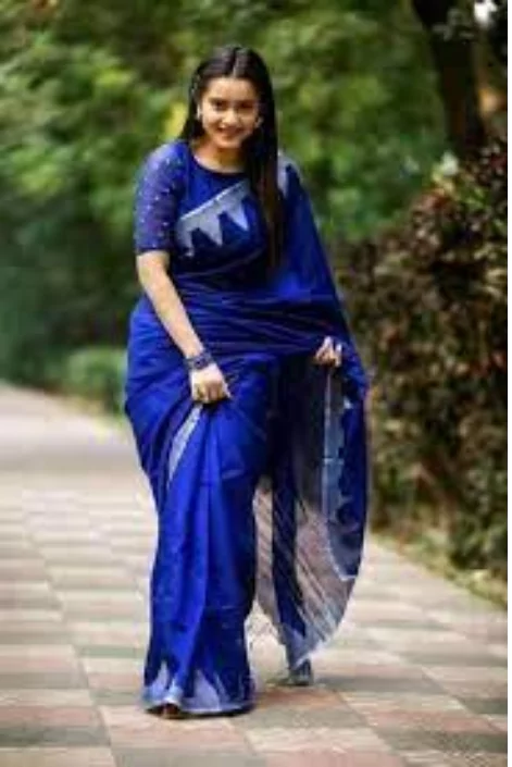 নীল শাড়ি পড়া পিক