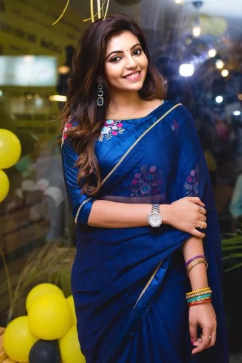 নীল শাড়ি পড়া পিক