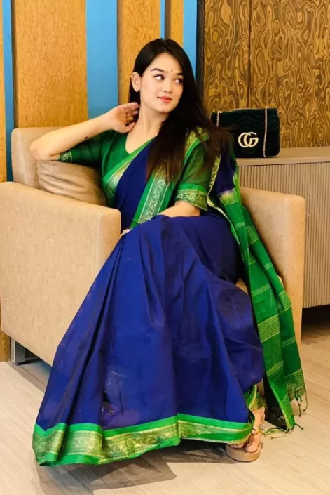 নীল শাড়ি পড়া পিক