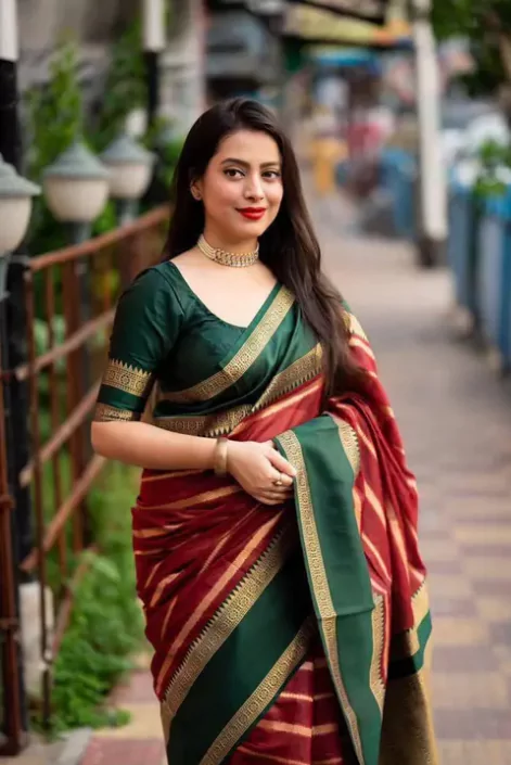 শাড়ি পরা মেয়েদের পিক