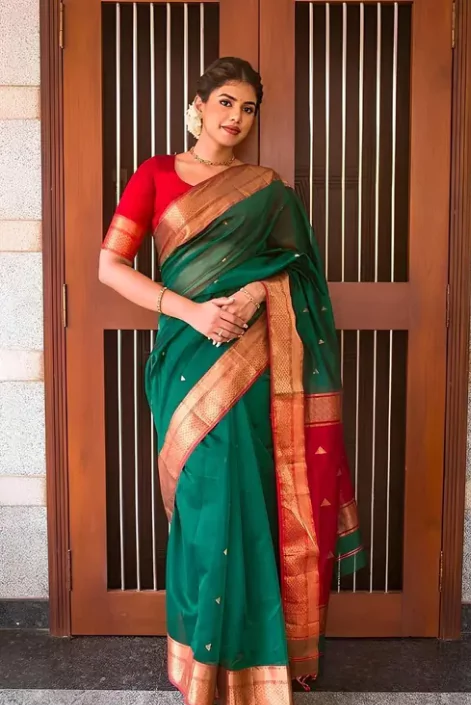 শাড়ি পরা মেয়েদের পিক