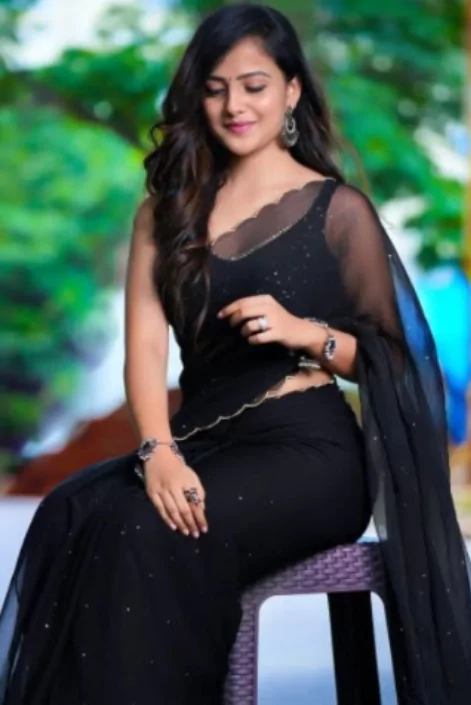 কালো শাড়ি পরা মেয়েদের পিক