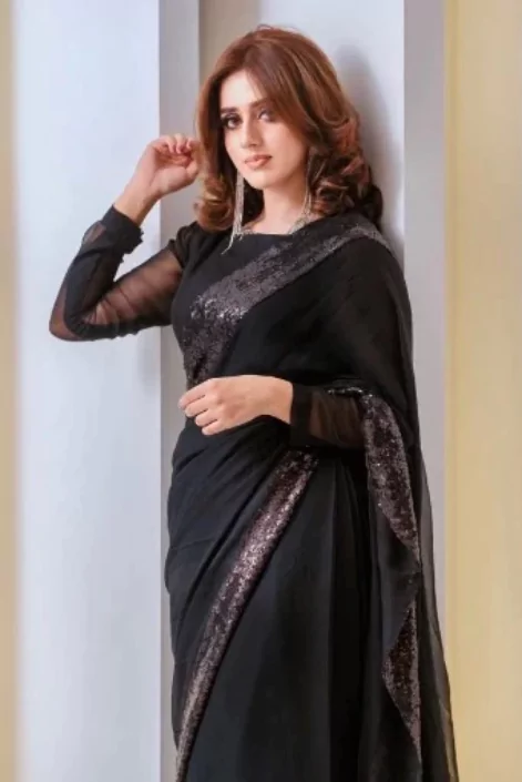 কালো শাড়ি পরা মেয়েদের পিক