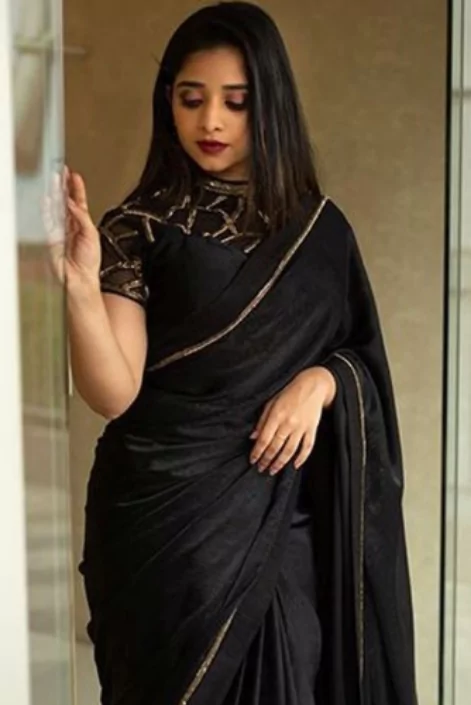 কালো শাড়ি পরা মেয়েদের পিক