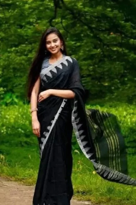 কালো শাড়ি পরা মেয়েদের পিক