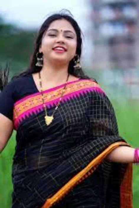 কালো শাড়ি পরা মেয়েদের পিক