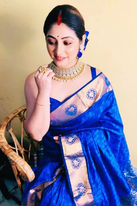 নীল শাড়ি পড়া পিক