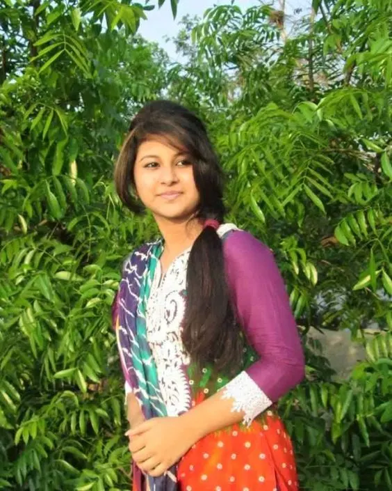 গ্রামের মেয়েদের পিকচার
