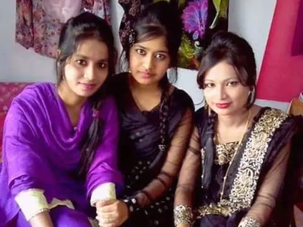 গ্রামের মেয়েদের পিক