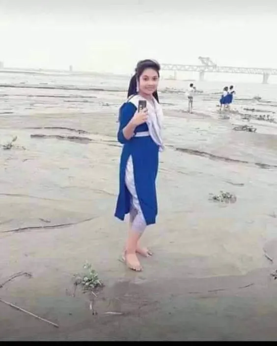 গ্রামের মেয়েদের পিক