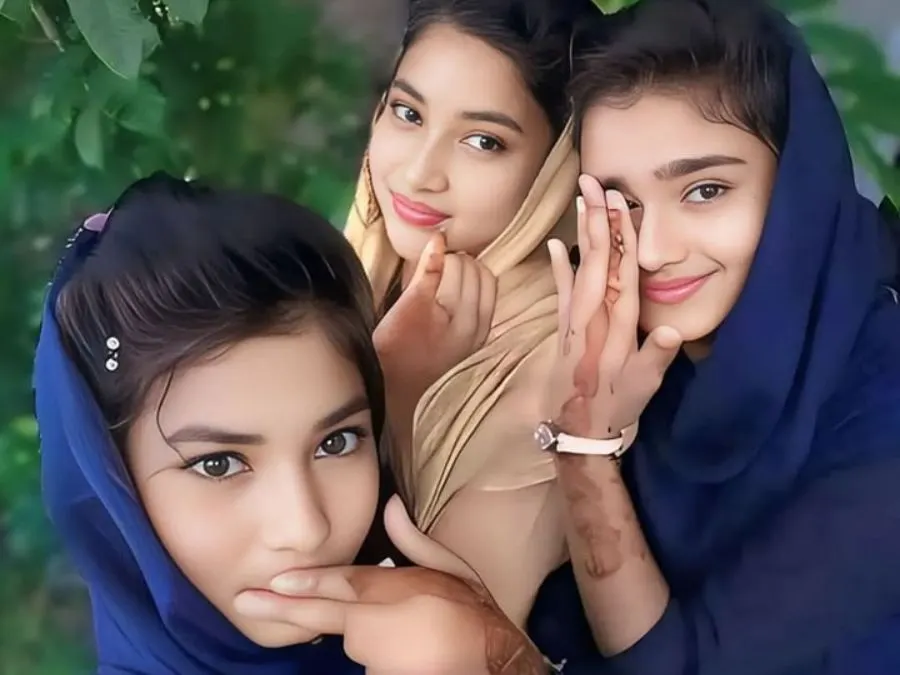 গ্রামের মেয়েদের পিকচার
