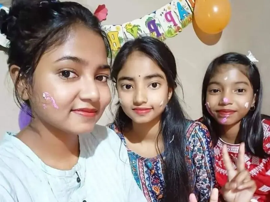 গ্রামের মেয়েদের পিকচার