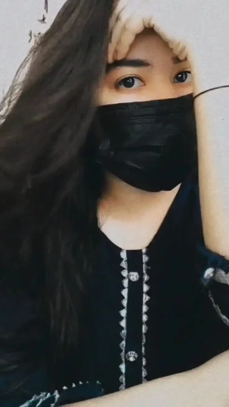 মাস্ক পরা মেয়েদের পিক