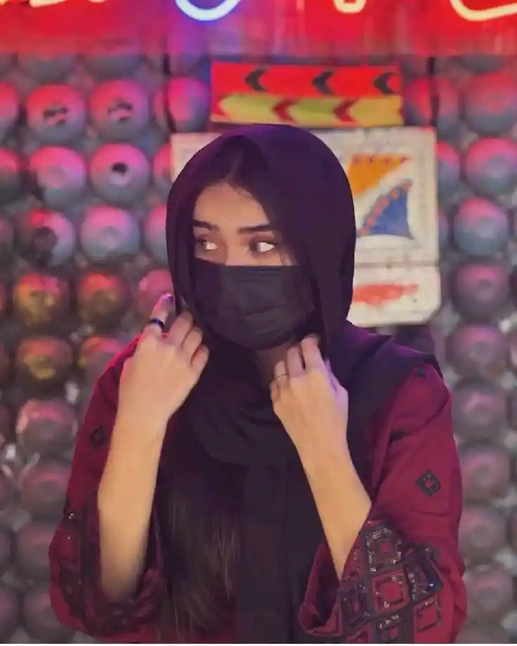 মাস্ক পরা মেয়েদের পিক